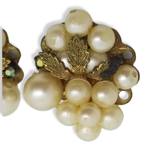 VINTAGE FAUX PEARL & GOLDTONE FILIGREE CLUSTER DESIGN CLIP ON EARRINGS - Picture 5 of 7
